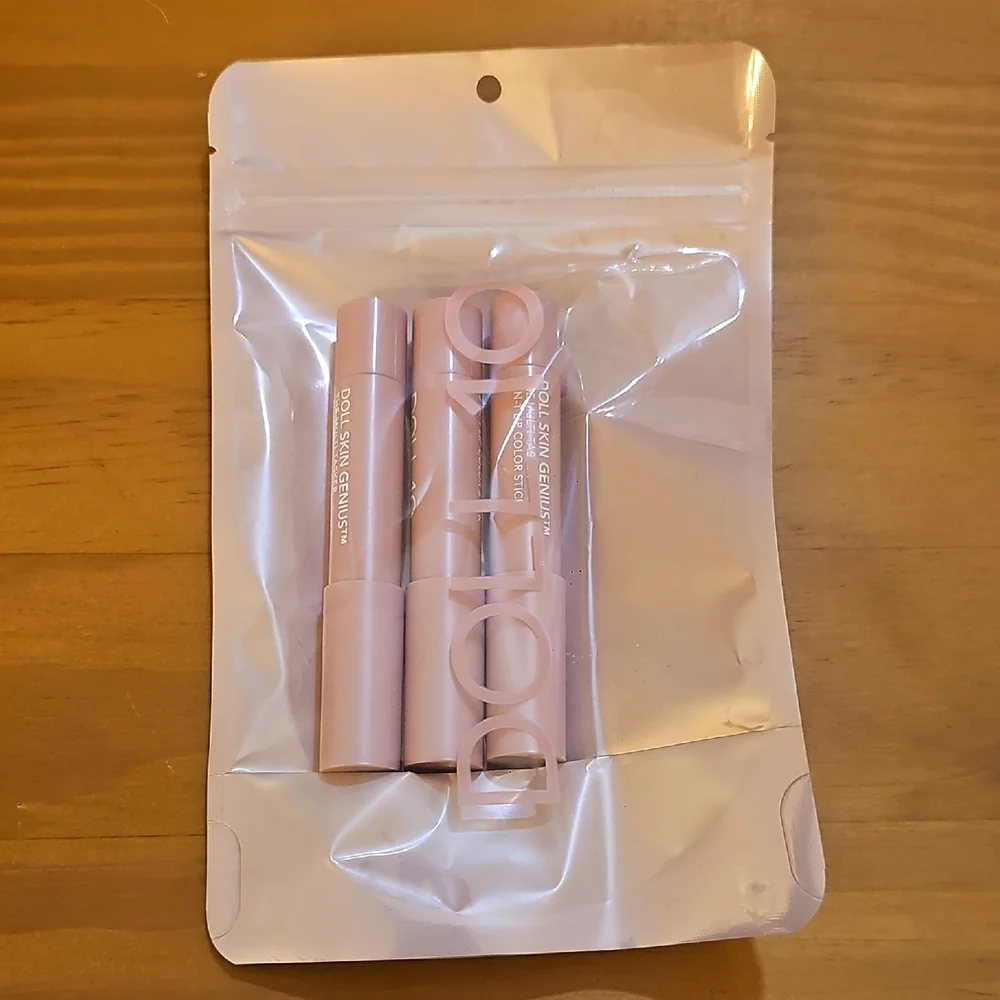 Doll 10 Multitasker 3-in-1 lip color sticks